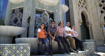 José María Ruibérriz (de blanco), junto a jóvenes palestinos e israelíes.