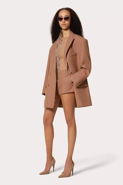 Puede parecer un simple conjunto en color camel, pero siendo una creación de Pierpaolo Piccioli para Valentino, esto es imposible incorpora detalles inesperados como una hilera de plumas que ponen el broche de oro a la americana ‘oversize’. 5.390 €