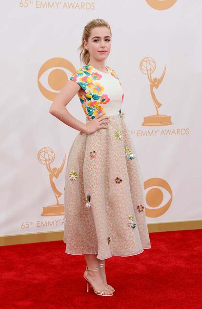 Kiernan Shipka, Sally de Mad Men, es una de las adolescentes con más estilo en la alfombra roja. En la gala de los Emmy demostró su buen gusto apostando por el diseño español y este modelo de DelPozo y zapatos de Jimmy Choo.