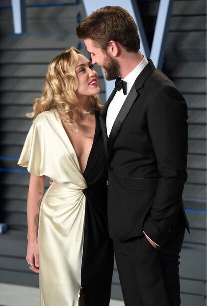 La historia de la cantante Miley Cyrus y el actor Liam Hemsworth comenzó en 2009 y, tras varias idas y venidas, la pareja parece más sólida que nunca. Se casaron en 2018 en una ceremonia íntima justo antes de Navidad.