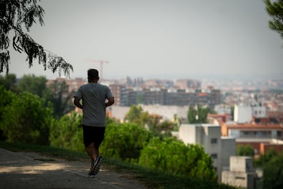Un hombre hace ejercicio, este martes, en Madrid. 