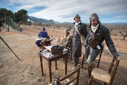 Los figurantes en la inauguraci&oacute;n del campo de aviaci&oacute;n de Vilafam&eacute;s.