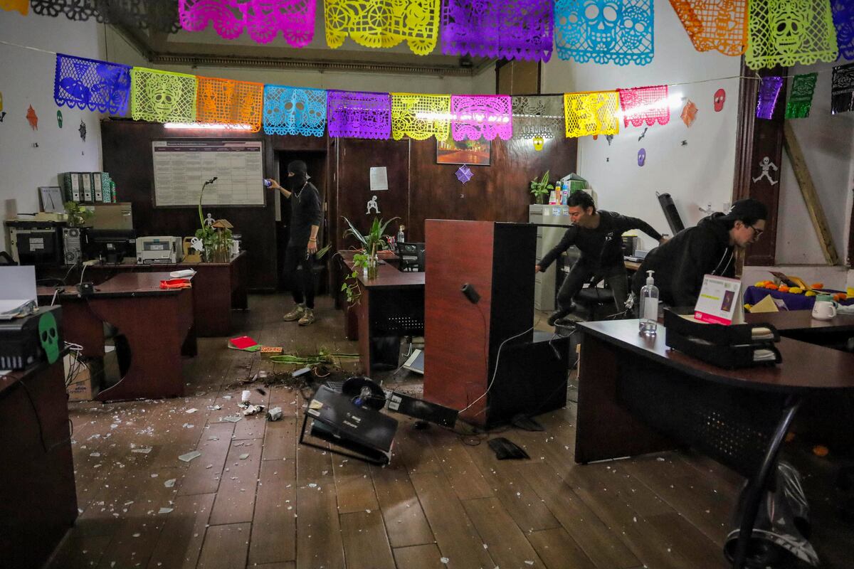 Michoacán exige justicia por el asesinato de Carlos Manzo, en imágenes ...
