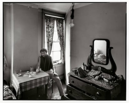 Autorretrato en una habitación de hotel abandonada en la calle West (1967). |