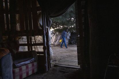 Las chabolas están construídas con tres capas de palés, cartón y plásticos de invernadero, el agua se almacena en garrafas de herbicida y el retrete es al aire libre.