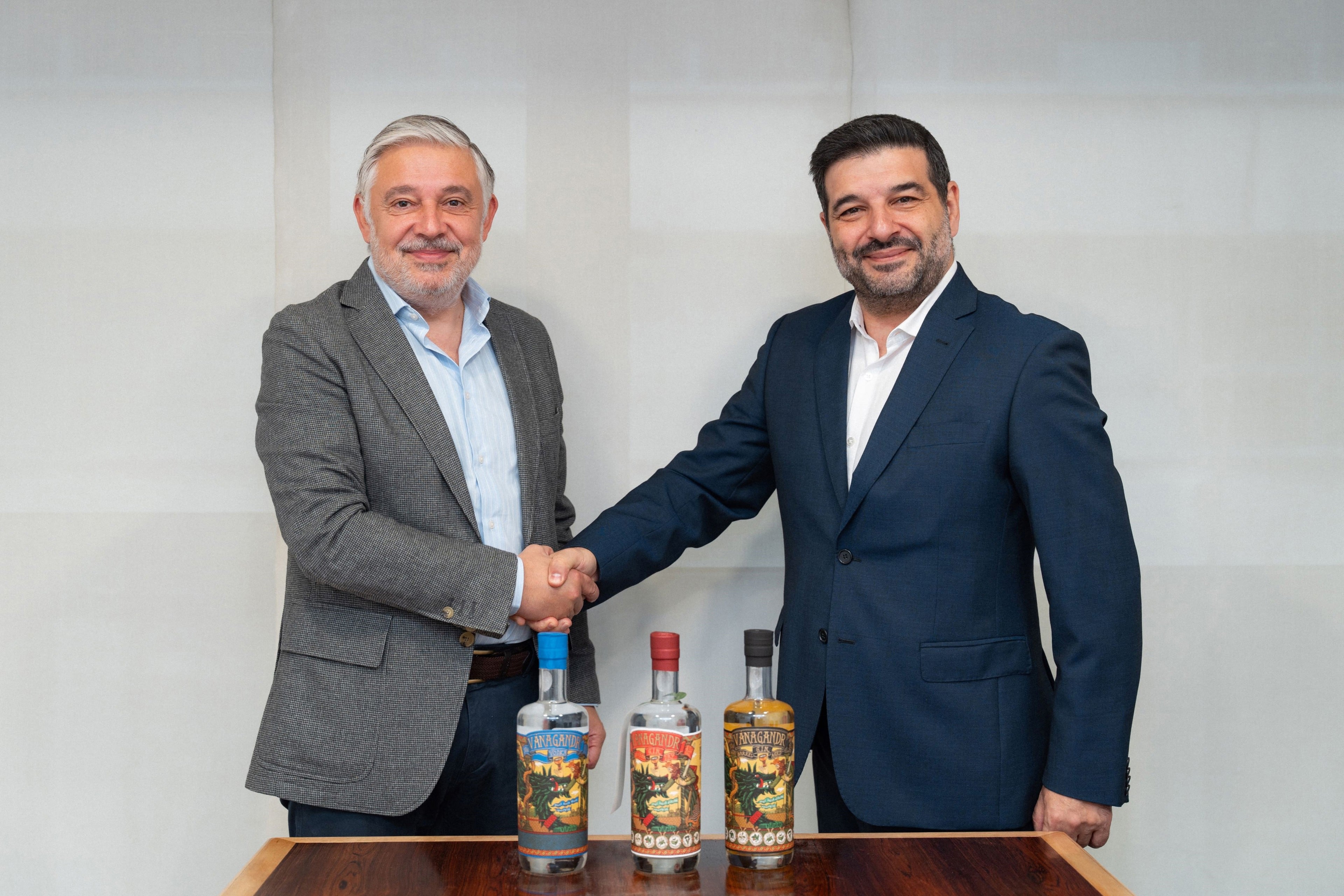 Francisco Ucha, director general de Corporación Hijos de Rivera, y Enrique Pena, fundador de la destilería Vánagandr.