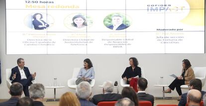 Valvanera María Ulargui Aparicio, directora de la Oficina Española de Cambio Climático, Elena Valderrábano, directora global de Sostenibilidad de Telefónica, y Antoni Ballabriga, Responsable Global de Negocios Responsables en BBVA, en la mesa redonda moderada por la periodista de CincoDías Paz Álvarez.