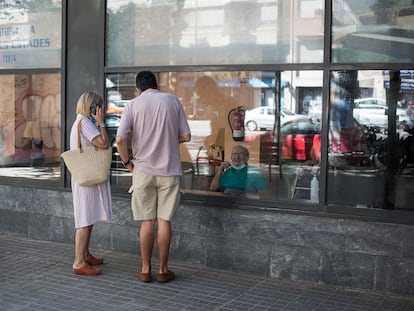 Dolors Vila visita con su marido a su padre a través de la ventana de la residencia Centre Parc de Barcelona.