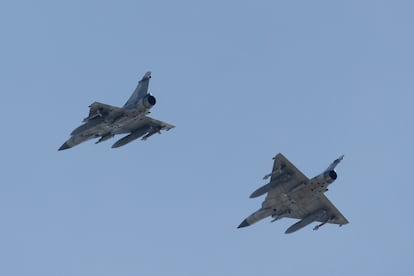 Dos aviones de guerra taiwaneses sobrevuelan este lunes la base de Hsinchu, en la isla autogobernada.