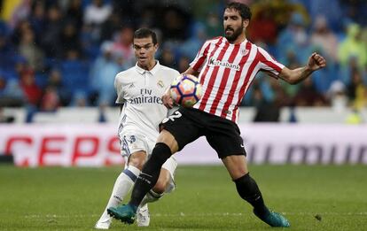 Pepe ante Ra&uacute;l Garc&iacute;a en el partido entre el Madrid y el Athletic. 