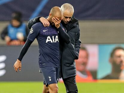 Mourinho consuela a Moura tras la derrota.