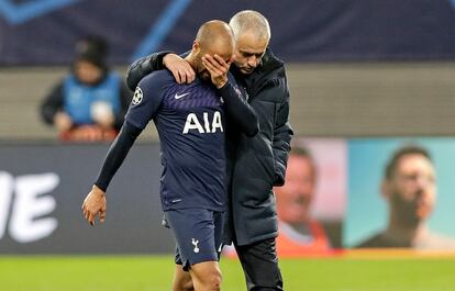 Mourinho consuela a Moura tras la derrota.