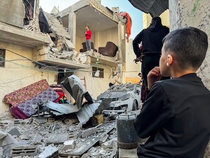 Un niño palestino observa el lugar de los ataques israelíes contra una casa en Jan Yunis, este viernes.