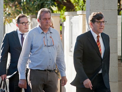 Jaume M. uno de los propietarios del restaurante donde ocurrió el accidente, llega a comisaría a declarar acompañado por su abogado, Carles Monguilod.