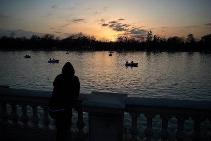 Una persona observa el atardecer en el Parque del Retiro, en Madrid, este miércoles.