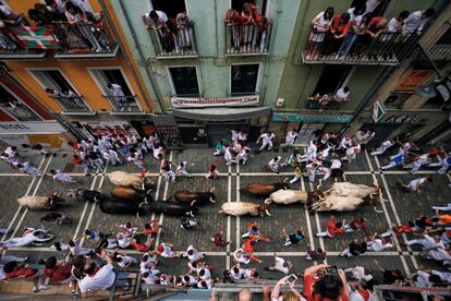 Los toros de la ganadería gaditana de Cebada Gago enfilan la calle Estafeta durante el segundo encierro de los Sanfermines.