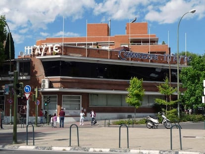 El restaurante se encuentra en la madrileña plaza de la República Argentina, en un emblemático edificio de ladrillo visto construido por Luis Gutiérrez Soto en 1953. El arquitecto fue autor de cines como el Callao, el Barceló o el Europa, y rascacielos como la Torre del Retiro.