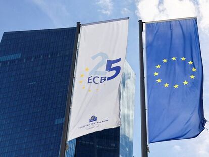 FILE PHOTO: A view shows the European Central Bank (ECB) flag and the flag of the European Union in front of the ECB Building, on the day of the monthly news conference following the ECB's monetary policy meeting in Frankfurt, Germany, September 14, 2023. REUTERS/Wolfgang Rattay/File Photo