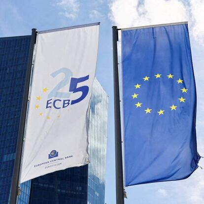 FILE PHOTO: A view shows the European Central Bank (ECB) flag and the flag of the European Union in front of the ECB Building, on the day of the monthly news conference following the ECB's monetary policy meeting in Frankfurt, Germany, September 14, 2023. REUTERS/Wolfgang Rattay/File Photo