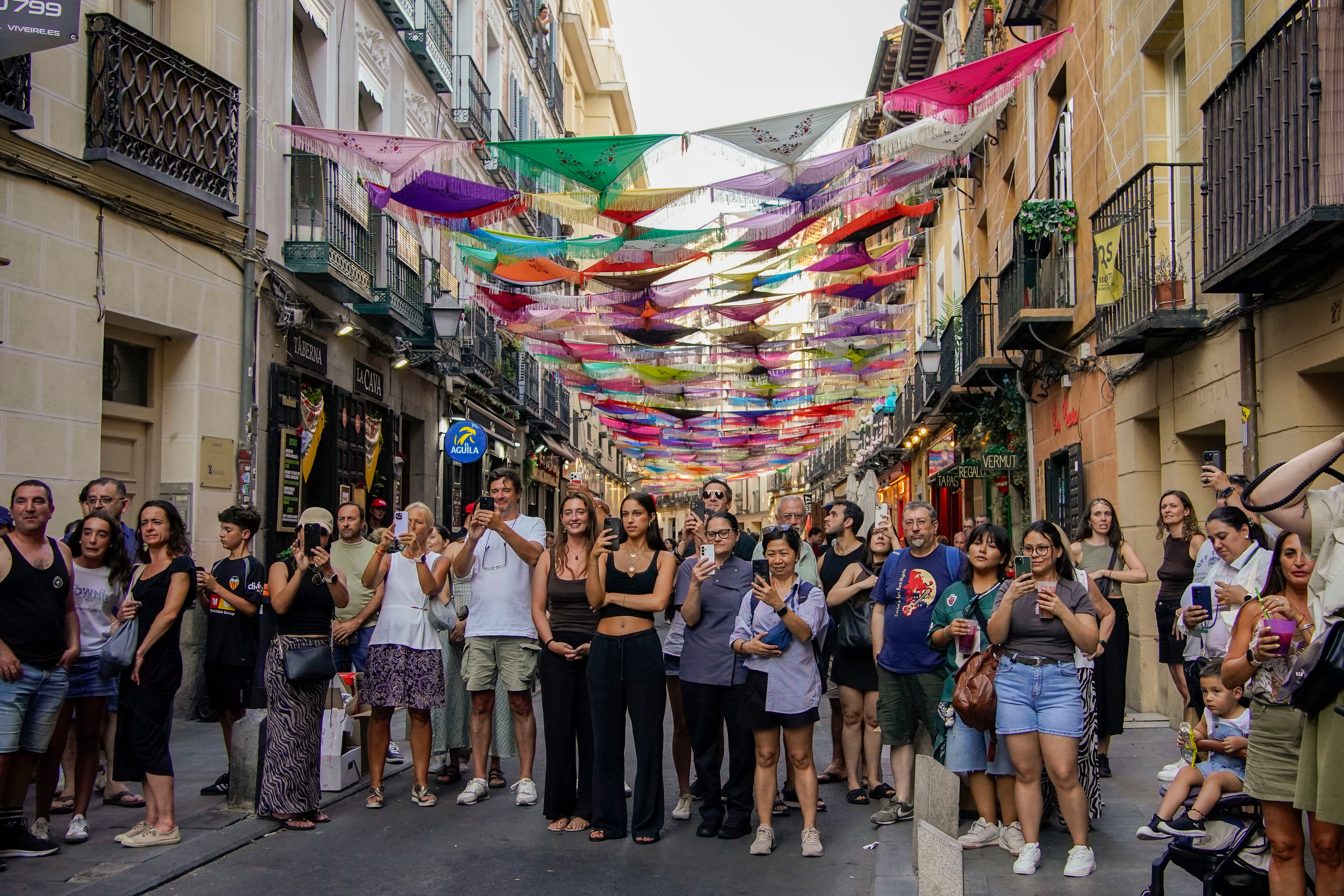 El toque latino está ya en todas las verbenas de Madrid: “Se nota en el flow, todo está más suave”