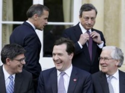 Lew Jacob, secretario del Tesoro de EE UU, George Osborne, ministro brit&aacute;nico de Econom&iacute;a, y Mervyn King, gobernador del Banco de Inglaterra, en primera fila. Detr&aacute;s, Mark Carney, gobernador del Banco de Canada, y Mario Draghi, presidente del BCE.