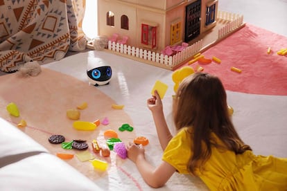 Niño utilizando el robot con IA EBO Air 2 Plus