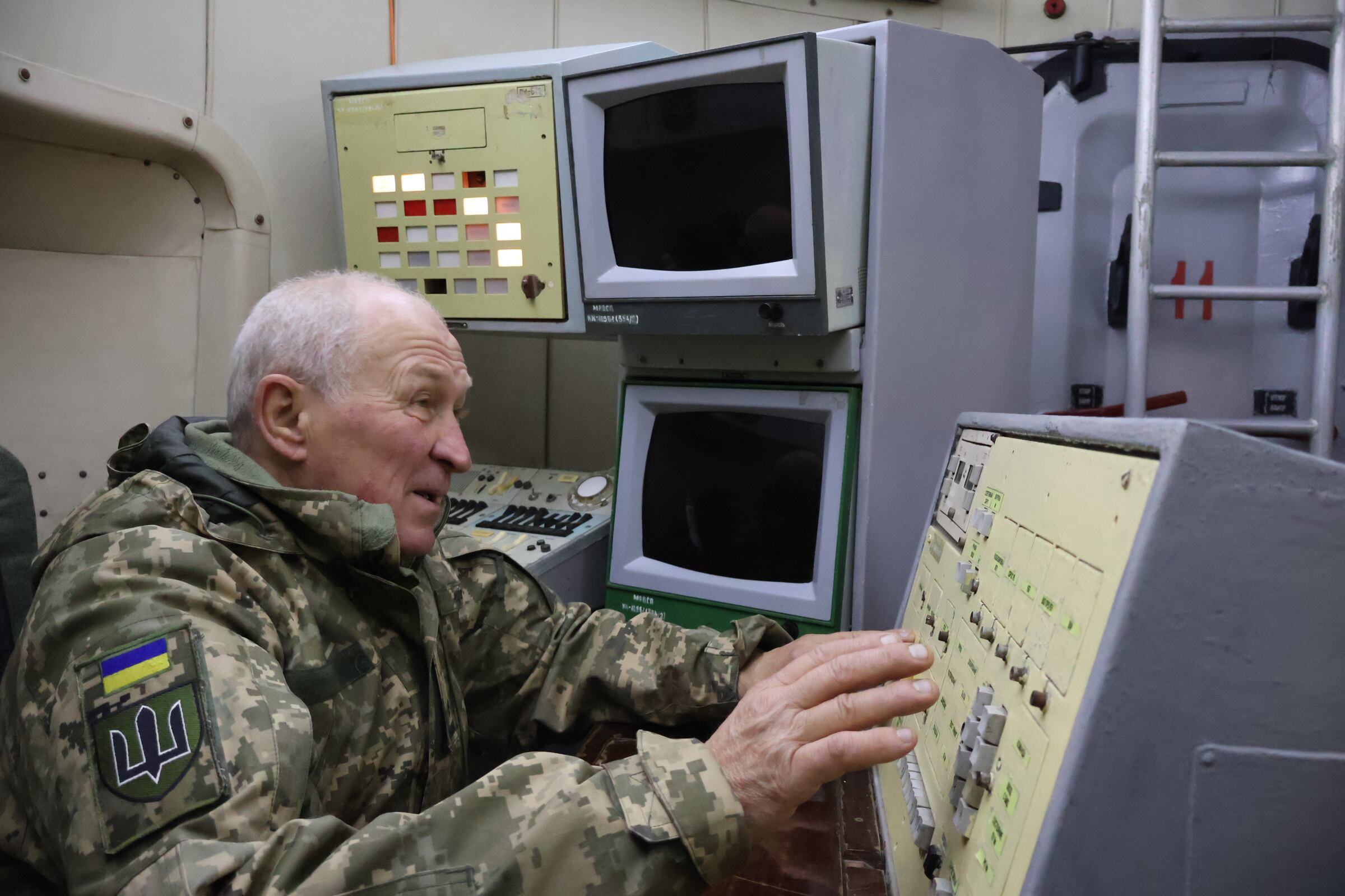 Major ucraniano Valeri Kuznetsov em um posto de controle de lançamento de mísseis nucleares na antiga base de Pervomaisk em 27 de novembro.
