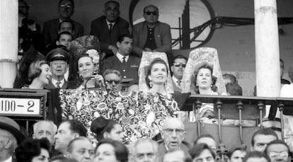 Aline Griffith con Jacqueline Kennedy y la duquesa de Alba, en la plaza de toros de la Maestranza, en Sevilla.