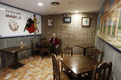 Un cliente espera ser atentido en un restaurante de Madrid.