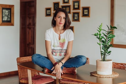 La autora Carmen C. Cáceres, fotografiada por Sofi Schiavoni en un retrato promocional de la editorial Gatopardo.