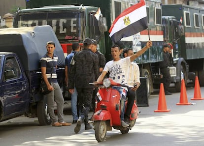 Un hombre ondea una bandera egipcia durante una protesta en El Cairo este lunes.