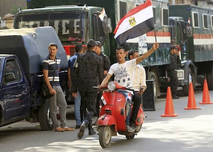 Un hombre ondea una bandera egipcia durante una protesta en El Cairo este lunes. 