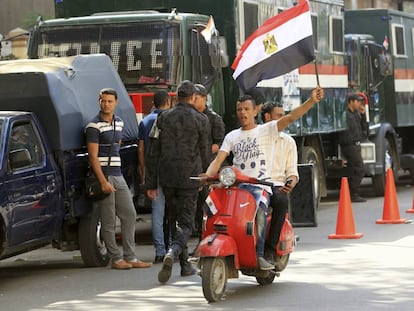 Un hombre ondea una bandera egipcia durante una protesta en El Cairo este lunes. 