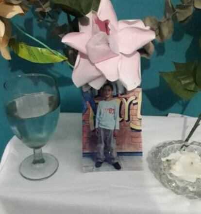 Un altar en memoria de Alixon Osorio Dos Santos Pisani, asesinado en Catia.