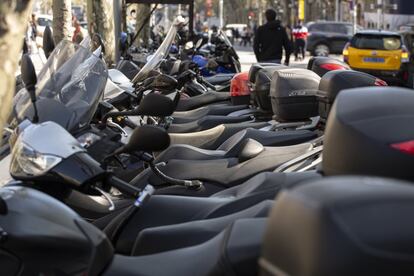 Motos aparcades a la vorera d'un carrer de Barcelona.