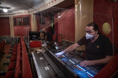 Los técnicos de sonido e iluminacón del teatro Lope de Vega, protegen su espacio de trabajo con mamparas de metacrilato que los separa del público.