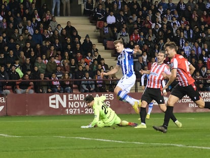 Robert Navarro chuta para marcar para la Real Sociedad este miércoles ante la UD Logroñés.