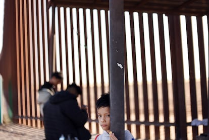 Valenti, un niño peruano de cinco años, espera a que su caso sea procesado por las autoridades migratorias junto a su familia, este viernes en el paso de Yuma (Arizona).