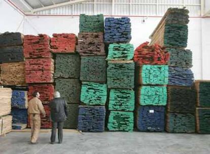 Madera apilada en el interior de una fábrica de puertas de Villacañas.