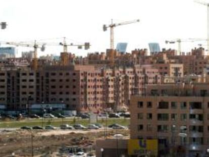 Vista de edificios de viviendas en construcción en Madrid. EFE/Archivo