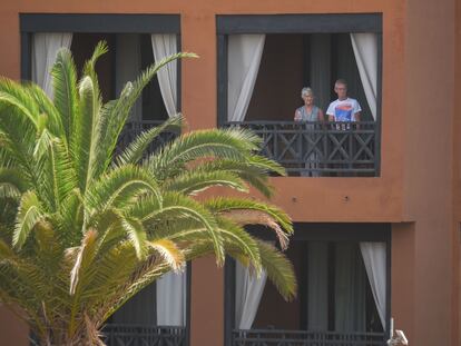 Dos turistas confinados en el H10 Costa Adeje Palace Hotel en La Caleta en febrero de 2020.