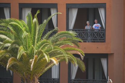 Dos turistas confinados en el H10 Costa Adeje Palace Hotel en La Caleta en febrero de 2020.