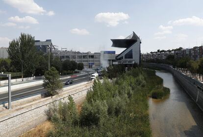 Vista del Manzanares, al fondo el Calderón. 