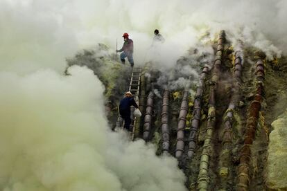 Ceremonia anual en el volcán Ijen, de Yogyakarta, Indonesia. El ritual se lleva a cabo por los mineros de azufre del Monte Ijen que matan una cabra y luego entierran la cabeza en el cráter del monte Ijenn. El sacrificio se realiza para evitar posibles desastres para el próximo año.