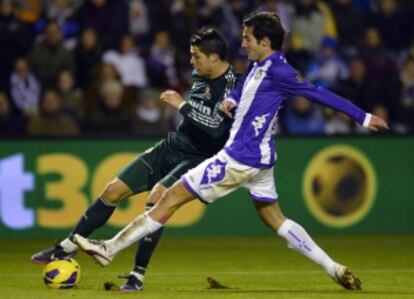 Valiente intenta frenar a Cristiano en un duelo contra el Madrid.