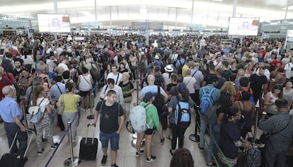 Colas en la terminal 1 del aeropuerto de El Prat, este viernes.