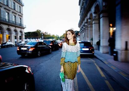 La 'influencer' Gala González camino del desfile de Saint Laurent.