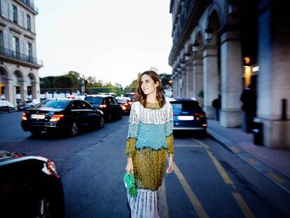 La 'influencer' Gala González camino del desfile de Saint Laurent.