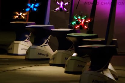 Estos aviones no tripulados vuelan a 130 kilómetros por hora por estrechos circuitos iluminados con neones de colores en espectaculares estructuras vacías, como, por ejemplo, el estadio de los Miami Dolphins (EE UU). Los pilotos controlan el dron con un mando y unas gafas que les permiten visualizar la perspectiva de su dispositivo. Sus reflejos deben estar muy bien entrenados si, además de ganar la carrera, no quieren acabar con su dron en pedazos. La organización ha puesto en marcha un simulador de uso gratuito con el que se puede competir con jugadores de todo el mundo. Una iniciativa seguida muy de cerca con el objetivo de seleccionar nuevos pilotos para el futuro.