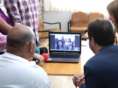 Un paciente conversa con varios familiares a trav&eacute;s del ordenador.